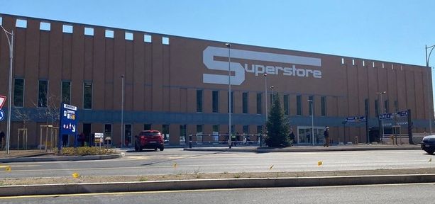 Varese, principio di incendio all'Esselunga di viale Europa: intervengono i vigili del fuoco Varese, principio di incendio all'Esselunga di viale Europa: intervengono i vigili del fuoco