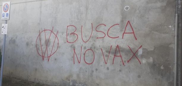 "I vaccini uccidono": scritte no-vax sul muro del cimitero di Busca "I vaccini uccidono": scritte no-vax sul muro del cimitero di Busca