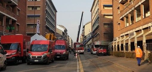 Crollo gru, ripreso lo sgombero dell'area in via Genova. I vigili del fuoco: "Faremo il prima possibile"