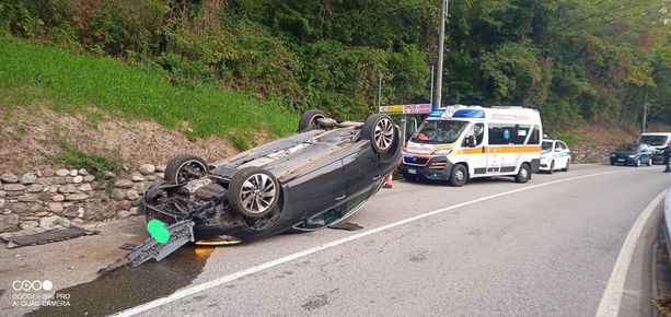 FOTO. Auto si ribalta sulla Briantea in via Varese a Malnate, ferite due persone FOTO. Auto si ribalta sulla Briantea in via Varese a Malnate, ferite due persone