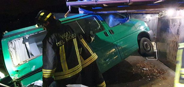 Pauroso schianto sulla statale del lago Maggiore: finisce contro il muro e poi centra un furgone, illeso per miracolo