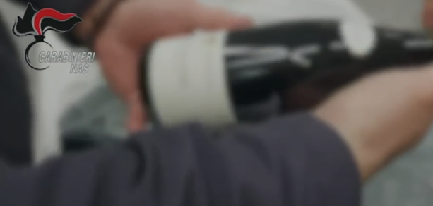 Spacciati come vini da 15mila euro, ma erano falsi: Nas di Torino smantellano organizzazione internazionale Spacciati come vini da 15mila euro, ma erano falsi: Nas di Torino smantellano organizzazione internazionale