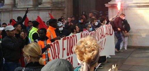 Sciopero generale a Torino, lancio di uova contro il Comune: imbrattati di vernice i muri del municipio [FOTO E VIDEO]