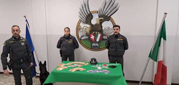 Rifornivano di droga a domicilio studenti e imprenditori del Comasco: la Guardia di Finanza sgomina banda di spacciatori tra Italia e Balcani Rifornivano di droga a domicilio studenti e imprenditori del Comasco: la Guardia di Finanza sgomina banda di spacciatori tra Italia e Balcani