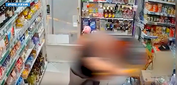 Si finge vittima di un'aggressione in un minimarket, ma le telecamere lo inchiodano: arrestato per estorsione un 39enne Si finge vittima di un'aggressione in un minimarket, ma le telecamere lo inchiodano: arrestato per estorsione un 39enne