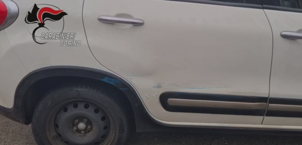 Aggirano un posto di blocco e nella fuga speronano 4 pattuglie: la notte folle di tre minorenni finisce con una denuncia [VIDEO]