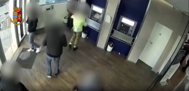 Raggirano una signora 80enne rubandole borsa e bancomat: un uomo e una donna in manette [VIDEO]