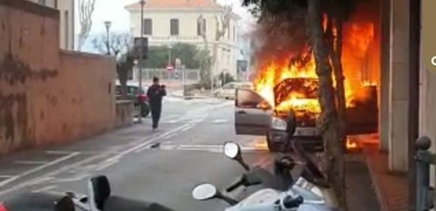 Borgio Verezzi, auto distrutta da un incendio: paura in via 25 Aprile (FOTO e VIDEO)