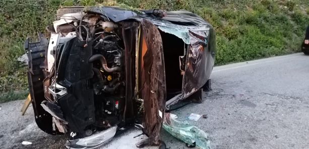 Auto con a bordo tre giovanissimi si ribalta all’ingresso di Magliano Alfieri Auto con a bordo tre giovanissimi si ribalta all’ingresso di Magliano Alfieri