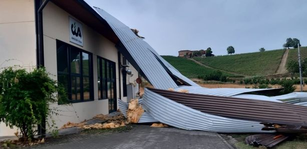 Il maltempo devasta la sede Cia all'Opessina. Vigili del fuoco al lavoro soprattutto nel Sud Astigiano [FOTO E VIDEO]