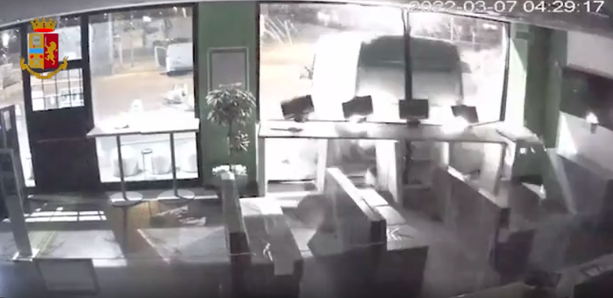 Bus e furgoni come arieti per spaccare vetrine e derubare sale slot: identificati tre presunti autori delle rapine