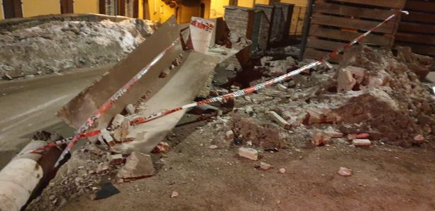 Non si ferma all’alt dei carabinieri poi si ribalta con dodici persone a bordo nel centro di Demonte