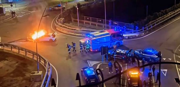 Fugge all'alta dei carabinieri e si schianta alla rotonda di largo Flaiano