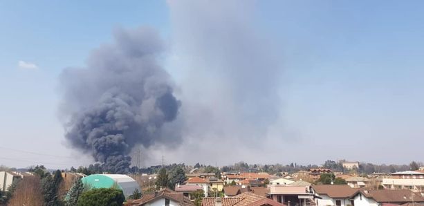 Gallarate, in fiamme ditta di materie plastiche: colonna di fumo visibile per chilometri