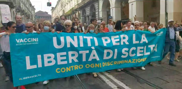 A Torino nuova manifestazione contro il Green Pass, corteo in centro: “Libertà, non siamo schiavi” A Torino nuova manifestazione contro il Green Pass, corteo in centro: “Libertà, non siamo schiavi”