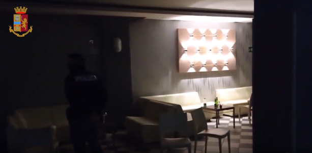 Rivoli, festa "clandestina" con 80 persone: fuga attraverso il garage per sfuggire alla Polizia [VIDEO]