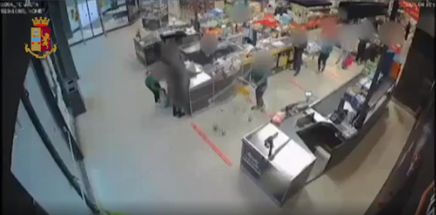 Colpo al supermercato di via Millio e fuga in auto: sgominata una banda di rapinatori [VIDEO]