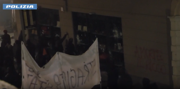 Caso Cospito, il 4 marzo 2023 fu caos a Torino tra vetrine spaccate, auto distrutte e lanci di bombe carta: blitz della Polizia contro gli anarchici Caso Cospito, il 4 marzo 2023 fu caos a Torino tra vetrine spaccate, auto distrutte e lanci di bombe carta: blitz della Polizia contro gli anarchici