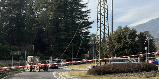Albero cade sulla linea elettrica alla rotonda dell'Esselunga