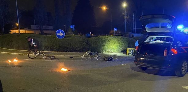 FOTO. Ciclista di 29 anni si scontro con un'auto alla rotonda: a Olgiate Olona in volo anche l'elisoccorso