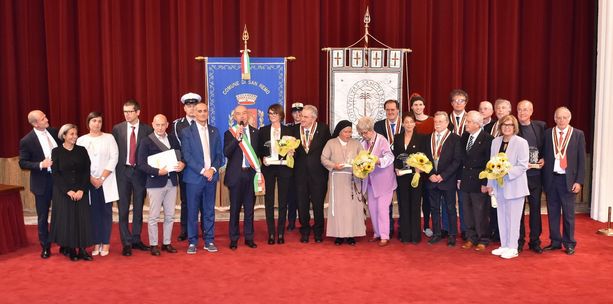 Conferiti i Premi San Romolo 2024: Chiara Ferrari cittadina benemerita, riconoscimenti per cultura, sport e imprenditoria (Foto e Video) Conferiti i Premi San Romolo 2024: Chiara Ferrari cittadina benemerita, riconoscimenti per cultura, sport e imprenditoria (Foto e Video)