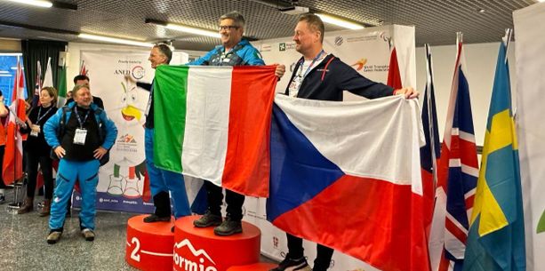 Dona il rene al marito che 5 mesi dopo il trapianto vince la medaglia d’oro di sci Dona il rene al marito che 5 mesi dopo il trapianto vince la medaglia d’oro di sci
