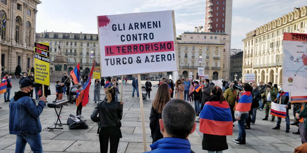 Armeni in piazza Castello a Torino: &quot;Stop alle violenze in Artsakh&quot; [FOTO]