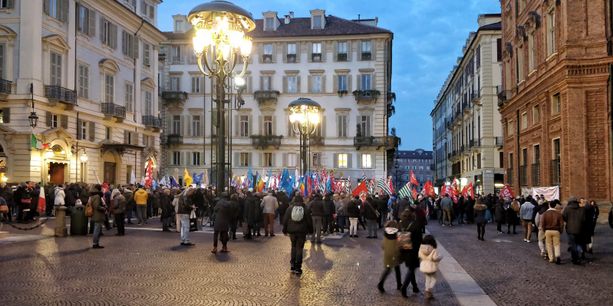 Centinaia in piazza Carignano: &quot;Torino è antifascista&quot;