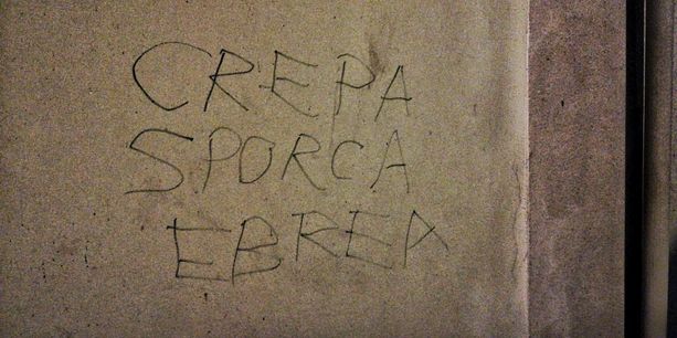 "Crepa sporca ebrea": scritta antisemita nel quartiere Borgo Po [FOTO e VIDEO]