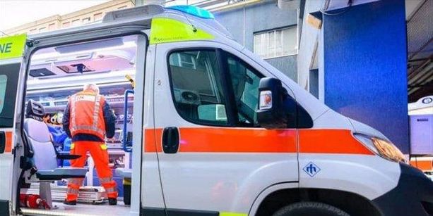 A26, cede il crick mentre cambiano la ruota del mezzo pesante: gravi due persone