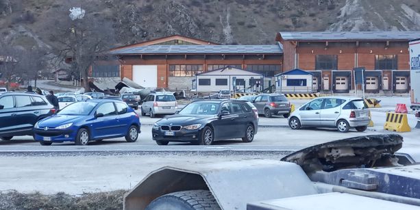 Forti raffiche di vento in tutta la Granda: tetti scoperchiati e persone evacuate Forti raffiche di vento in tutta la Granda: tetti scoperchiati e persone evacuate