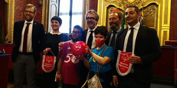 Special Olympics, la torcia arriva (simbolicamente) in Sala Rossa. A Torino dal 4 giugno tremila atleti e 20 discipline [VIDEO]