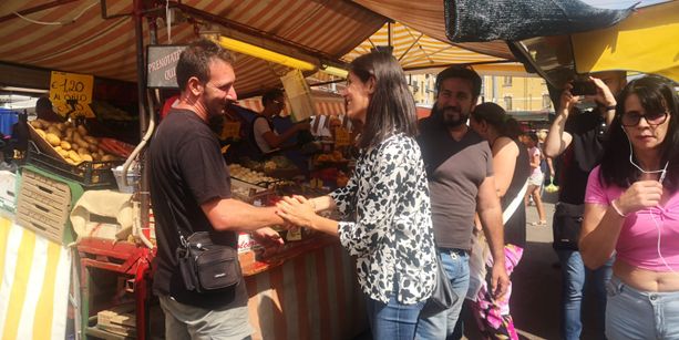 Selfie con Appendino nei mercati: "Torinesi preoccupati dal caro-bollette. Caduta Draghi nell'interesse del Paese" [VIDEO e FOTO]