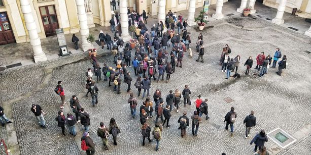 Scontri al Campus Einaudi: studenti antifascisti in corteo verso il Rettorato, uova contro le finestre [VIDEO]