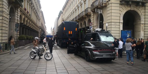 Inseguimento in via Roma tra una moto e una Dodge nera: centro chiuso per &quot;Fast&amp;Furious&quot; [FOTO e VIDEO]