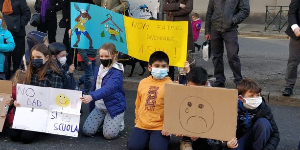 In corso Marconi i bambini celebrano il funerale del diritto allo studio [VIDEO]
