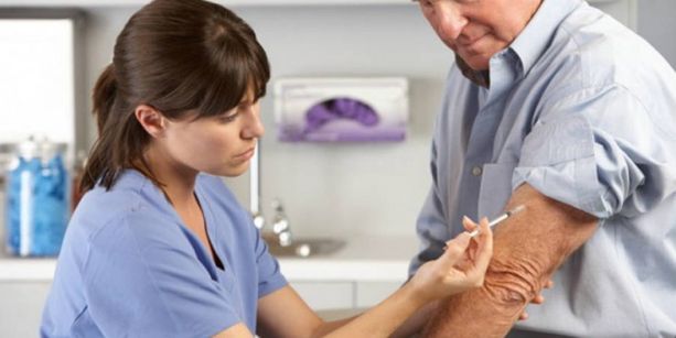Un biellese No Vax va a farsi vaccinare con un finto braccio in silicone per tentare di ingannare gli operatori: denunciato