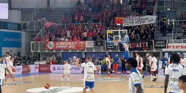 VIDEO Un capitano è per sempre: i tifosi varesini in trasferta salutano Giancarlo Ferrero