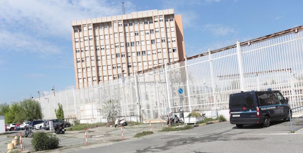 Violenza in carcere: detenuto aggredisce quattro agenti e ferisce un altro recluso Violenza in carcere: detenuto aggredisce quattro agenti e ferisce un altro recluso