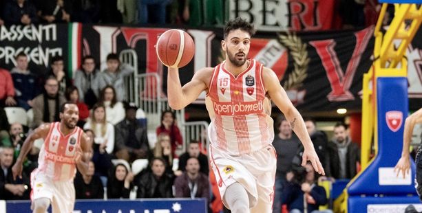 Pallacanestro Varese, che peccato! Reazioni d’orgoglio, ma è ancora il Poz a esultare: vince Sassari