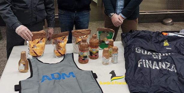 Malpensa, in valigia con la &quot;coca da bere&quot;. La Finanza sequestra sette chili di droga: due arresti