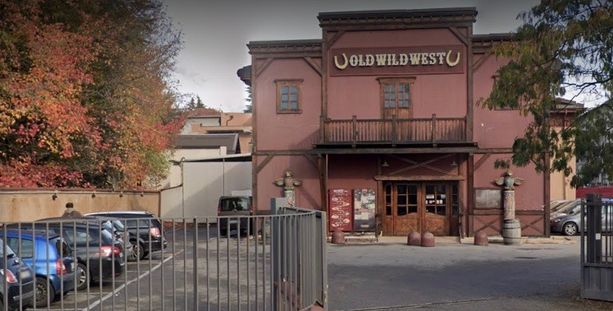 Rapina pistola in pugno e a volto coperto l'Old Wild West. Poi fugge in sella a una bicicletta