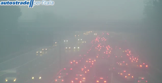 Veicolo in fiamme in Autolaghi: soccorsi in azione e traffico in tilt in direzione Varese