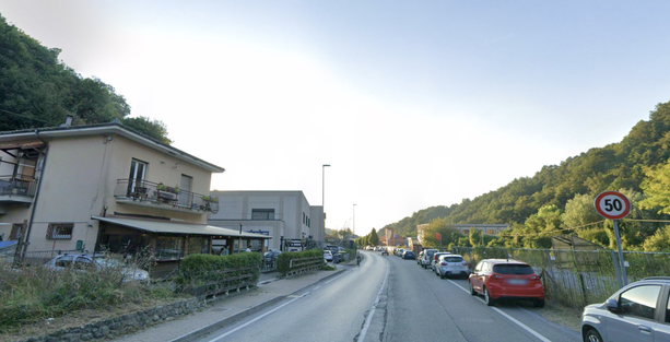 Tragedia a Savignone, muore sul colpo investito da un furgone mentre attraversa la strada