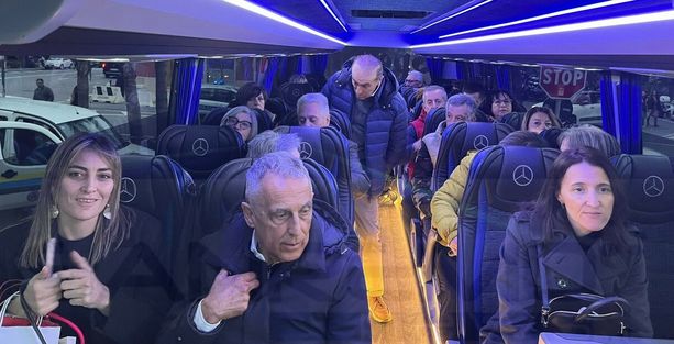 Navette verso il la città di Sanremo: tra Arma di Taggia e Pian di Poma in migliaia verso il centro cantando il Festival (Foto e Video)