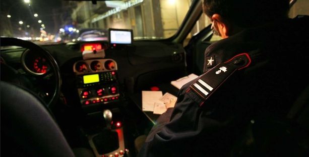 Collegno, litiga con una coppia di amici e dà fuoco al loro zerbino davanti alla porta di casa