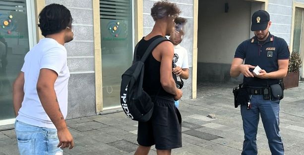 Estate sicura, pattugliamenti della polizia a Varese e Luino: controllate oltre cento persone e attività commerciali