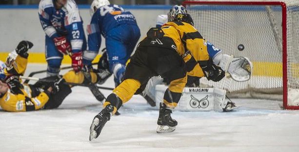 FOTO Il muro del Como crolla all'overtime sotto l'ultimo colpo di Piroso (4-3) FOTO Il muro del Como crolla all'overtime sotto l'ultimo colpo di Piroso (4-3)