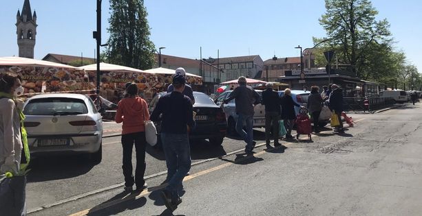 Coronavirus, negozi chiusi a Pasqua e Pasquetta: supermercati e mercati presi d’assalto [VIDEO]