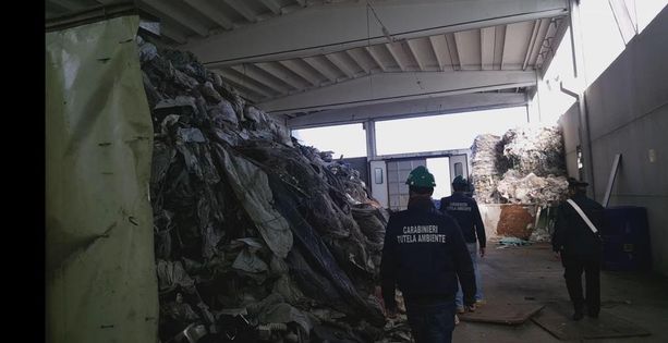 San Benigno, i carabinieri del NOE sequestrano un capannone che conteneva 1300 tonnellate di rifiuti plastici ed elettronici San Benigno, i carabinieri del NOE sequestrano un capannone che conteneva 1300 tonnellate di rifiuti plastici ed elettronici